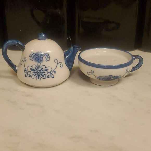 Salt and Pepper Shakers Set: Tea Cup/Pot Delft Blue Dut… - Picture 5 of 8